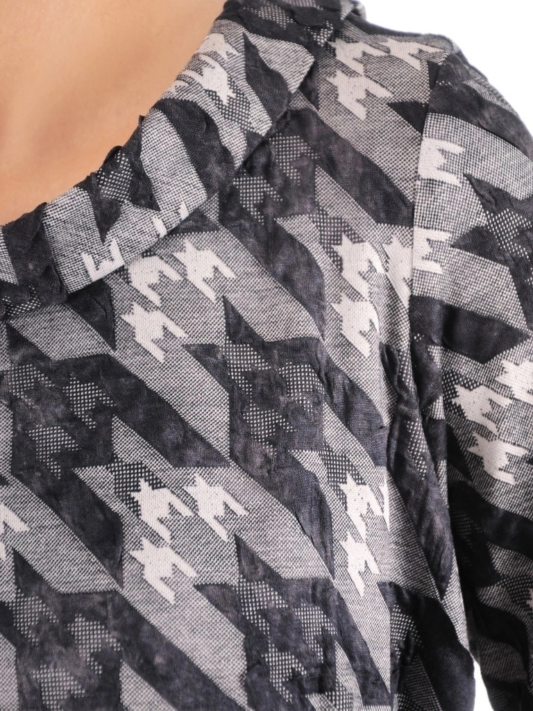 Elegancka dzianinowa sukienka midi w pepitkę – prosty krój z kołnierzem i wiązaniem wysmuklającym talię 38770