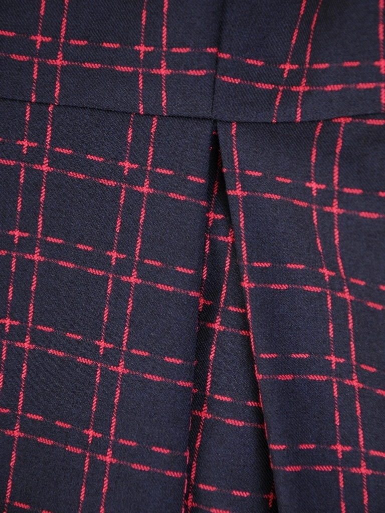 Elegancka sukienka rozkloszowana w kratę – stylowy fason z kontrafałdami i kołnierzykiem 34193