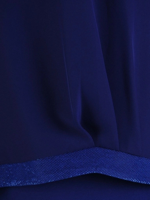 Elegancka sukienka wieczorowa midi o prostym fasonie, chabrowa – zwiewna narzutka wysmuklająca sylwetkę 22965