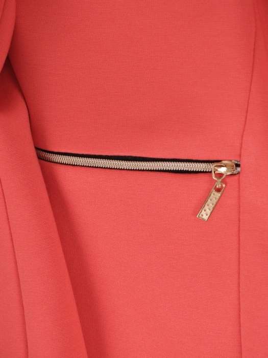 Elegancki żakiet damski do sukienki w odcieniu koralowym – prosty fason z kieszeniami na zamek 39405