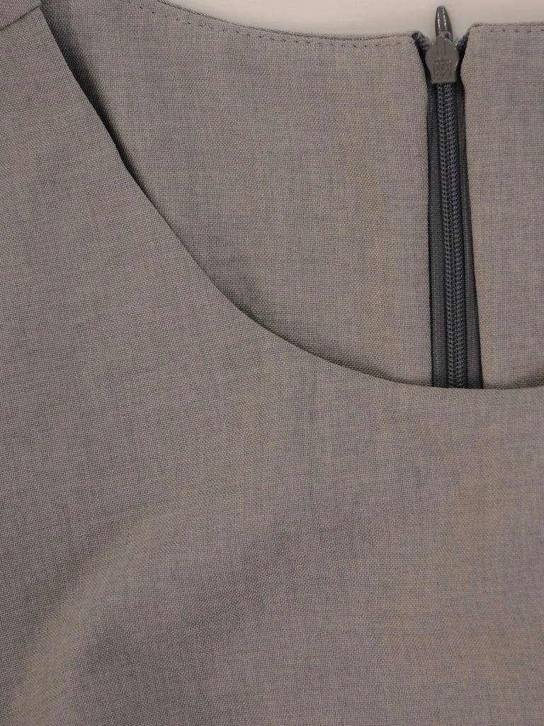 Elegancka sukienka trapezowa w kolorze szarym – swobodny krój maskujący biodra 26434