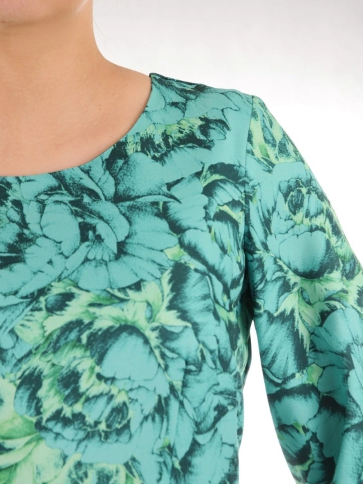 Elegancka zielona sukienka rozkloszowana w kwiaty – kobiecy fason midi na jesień 35490