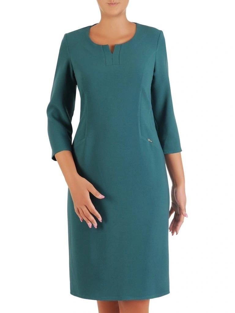 Elegancka sukienka midi o prostym kroju w zgaszonej zieleni – wysmuklające przeszycia i kobiecy dekolt 26834