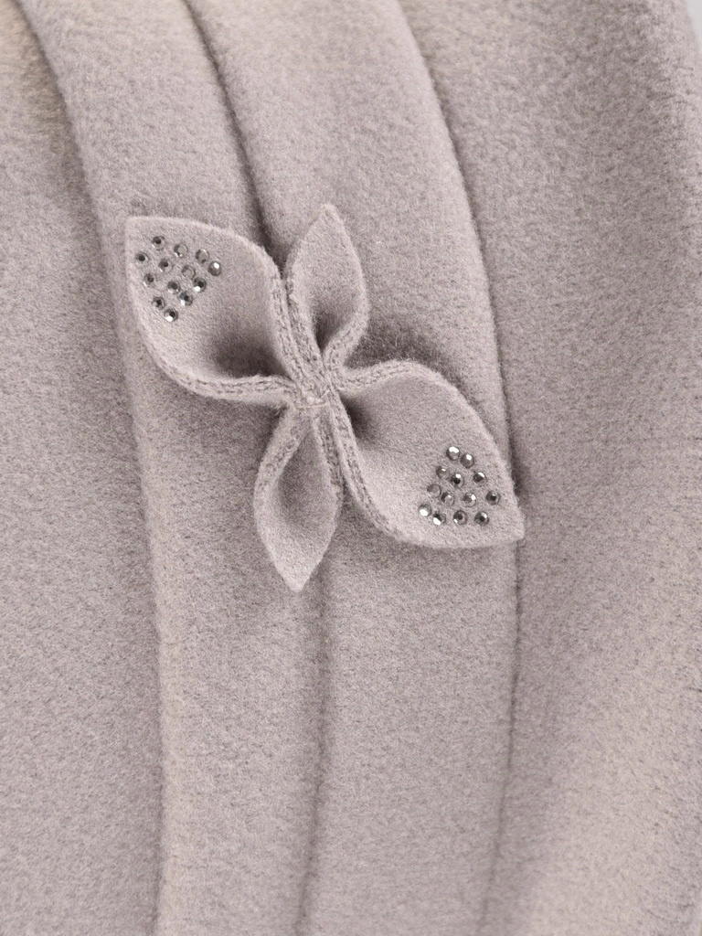 Elegancki kapelusz damski cloche w kolorze szarym – ocieplany fason z regulacją obwodu i cyrkoniami 40907