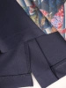 Elegancka sukienka midi o prostym kroju w kwiaty – wysmuklający fason ze stylowym dekoltem w serek 34494