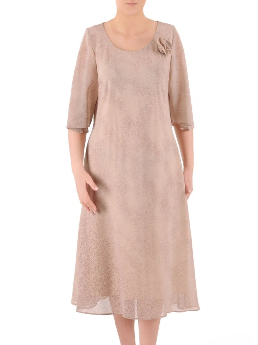 Prosta sukienka maxi w kolorze cappuccino – lekki fason z ozdobnym kwiatem na lato 39582
