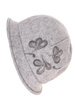 Elegancki kapelusz damski zimowy cloche szary – ocieplana podszewka i ozdobny kwiat 42372
