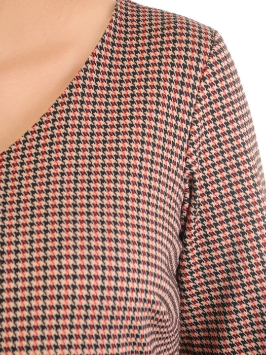 Jesienna sukienka trapezowa w kratę do pracy – kobiecy krój z falbaną maskujący biodra 34809