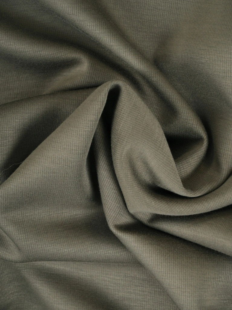 Elegancka sukienka khaki trapezowa z paskiem i rękawem 3/4 – swobodny krój midi z bocznymi rozcięciami 39476