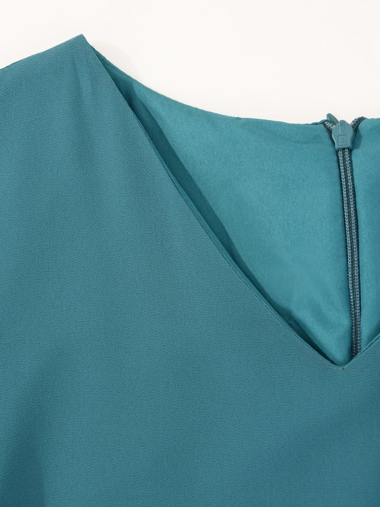 Elegancka morska sukienka midi w serek – rozkloszowana z falbanami i paskiem 25987