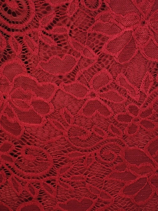 Elegancka bordowa sukienka koktajlowa w kwiaty – prosty fason z rękawem 3/4 32732