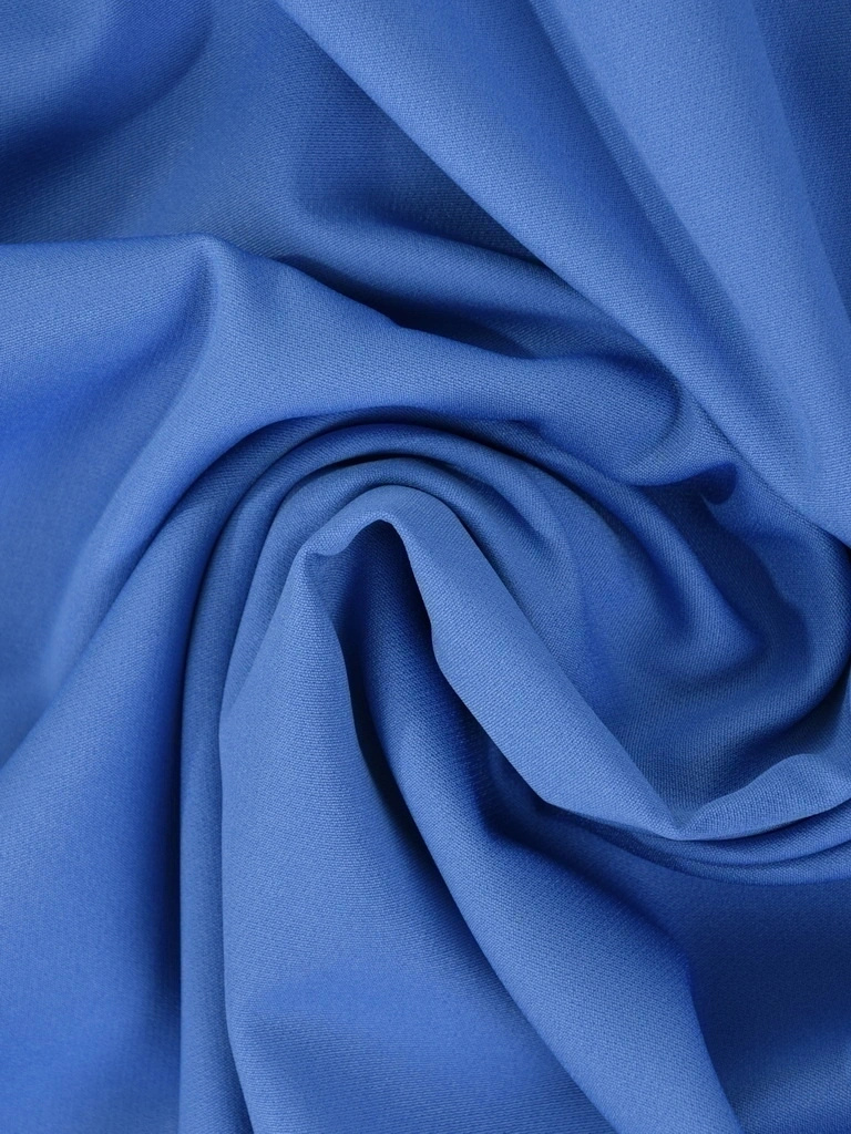 Elegancka niebieska sukienka trapezowa midi – fason swobodnie tuszujący biodra 42033