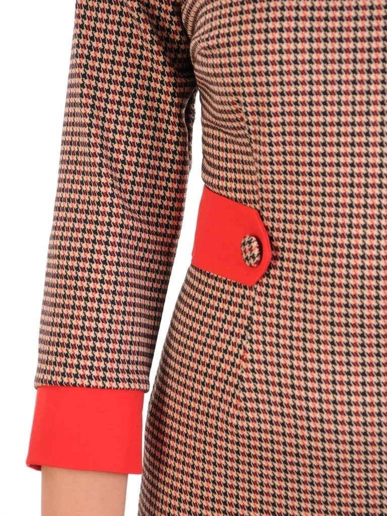 Elegancka beżowa sukienka biurowa w pepitkę midi – prosty fason z ozdobnymi patkami i rękawem 3/4 32296