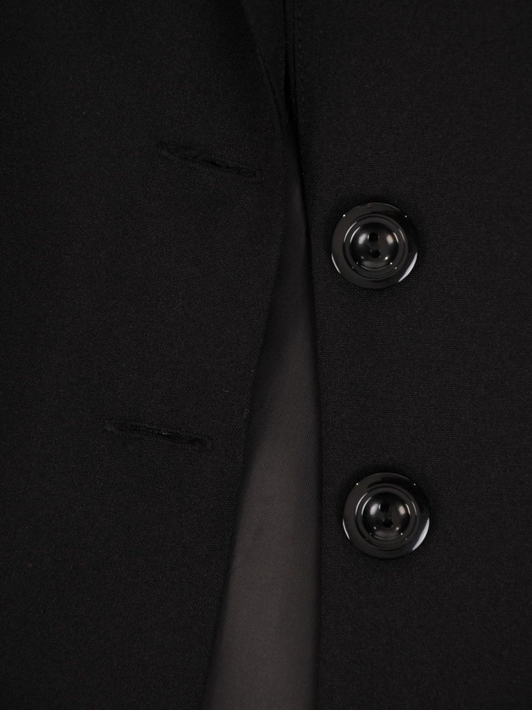 Elegancki czarny żakiet damski do sukienki o prostym kroju – wyszczuplające przeszycia i ozdobne guziki 27249