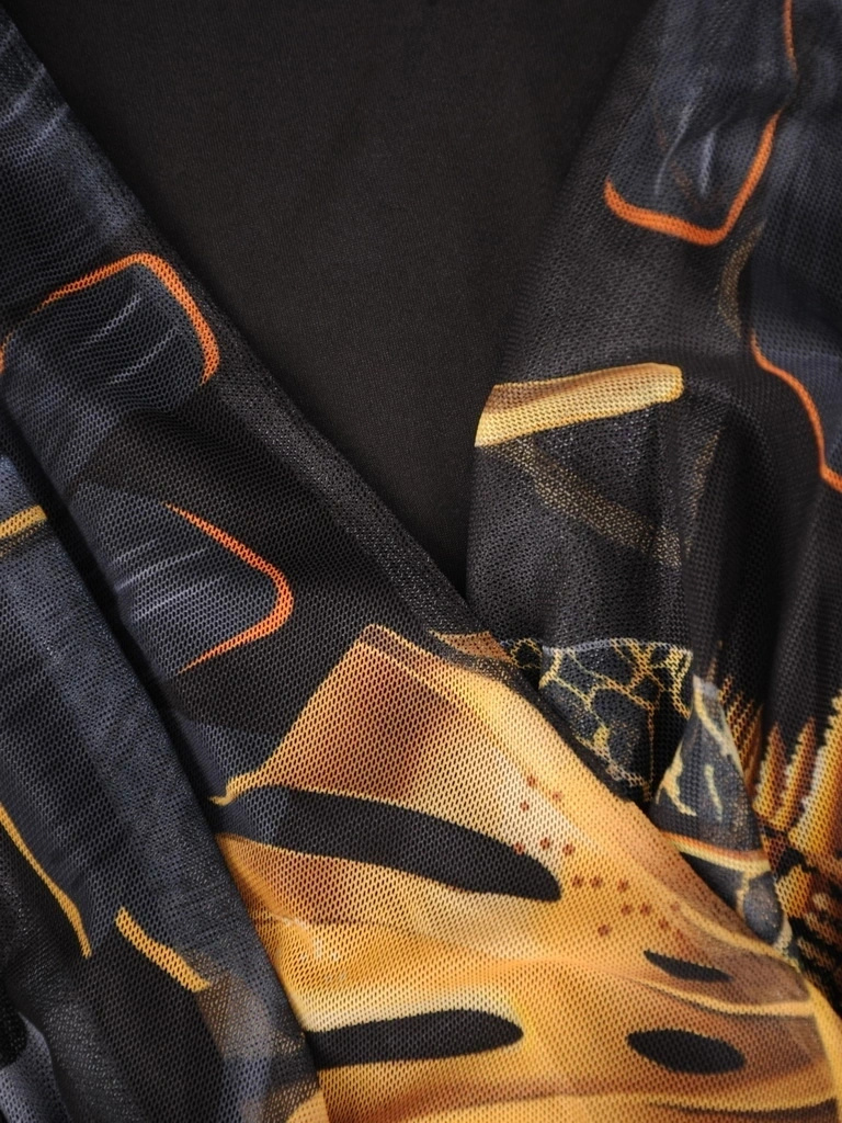 Elegancka czarna sukienka rozkloszowana maxi w jesienne liście – kobiecy krój wysmuklający sylwetkę 37086