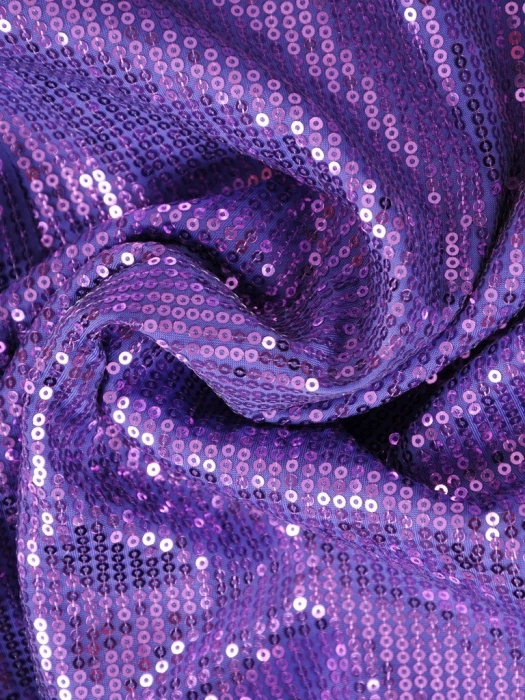 Fioletowa sukienka na wesele midi w cekiny – prosty fason z dekoltem łódka subtelnie wysmuklający sylwetkę 36739