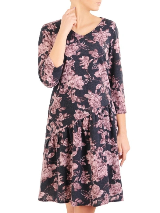 Wizytowa sukienka trapezowa w kwiaty z rękawem 3/4 – fason tuszujący biodra z falbaną 31006
