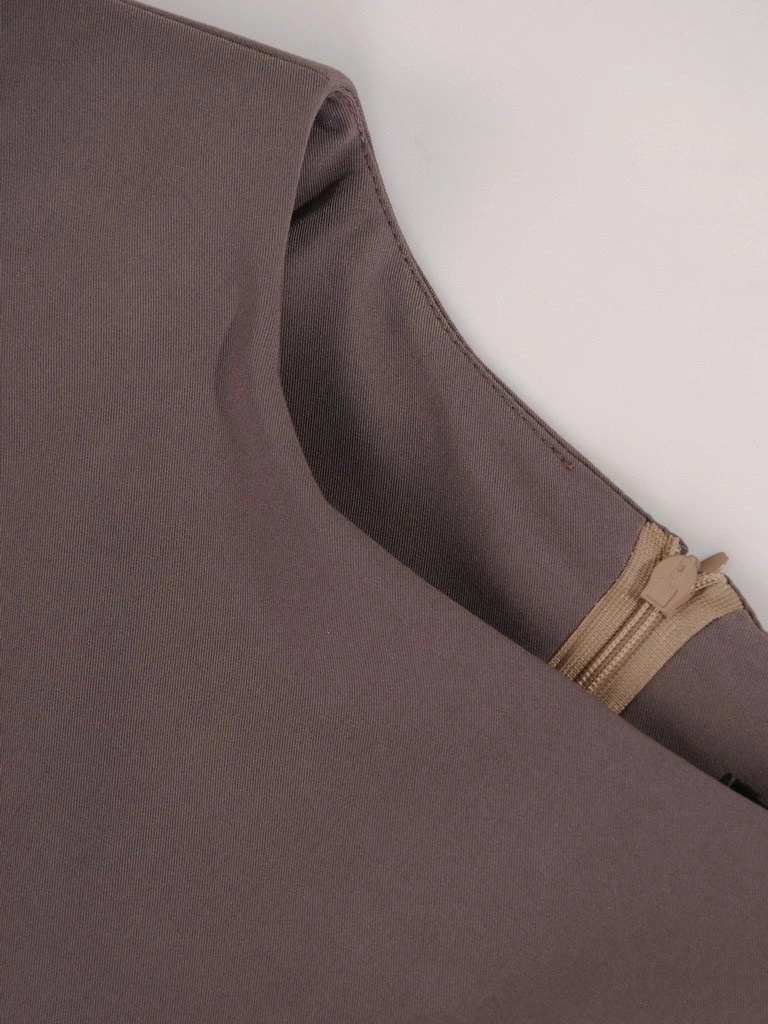 Wizytowa sukienka cappuccino o fasonie tulipana – modelujące sylwetkę kontrafałdy i dekolt w łódkę 1806