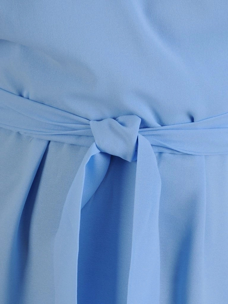 Błękitna sukienka rozkloszowana maxi na lato – akcent na talię i ozdobna falbana 26837