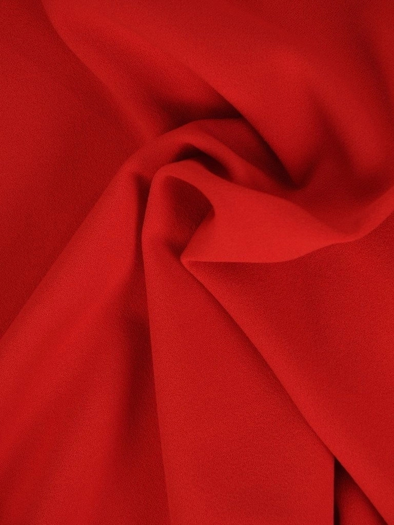 Elegancka czerwona sukienka trapezowa – cekinowe zdobienie i tuszujący krój 18697