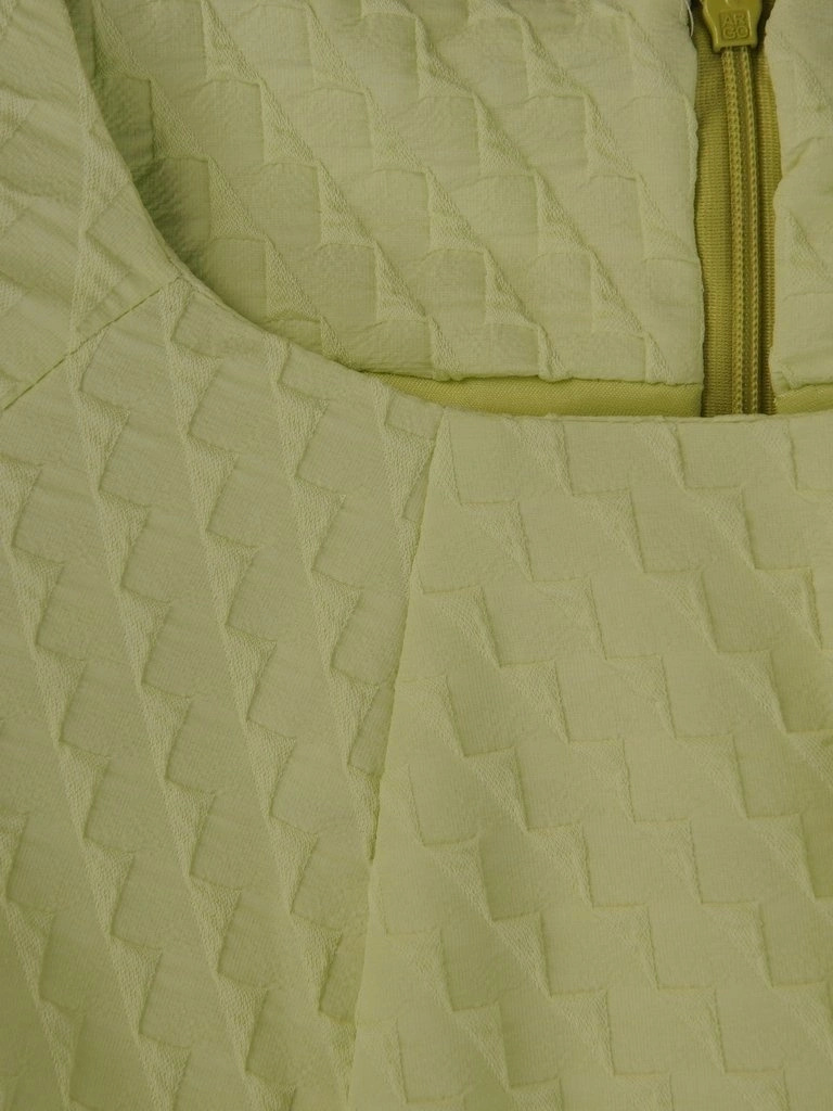 Jasnozielona sukienka wizytowa o prostym kroju – subtelny fason tuszujący biodra 11235
