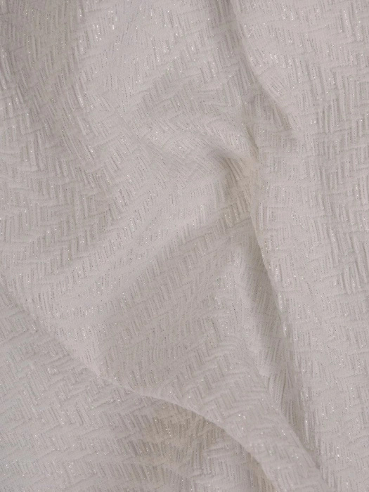 Elegancka prosta sukienka ecru ze srebrnym akcentem – wysmuklające zaszewki i dekolt łódka 21460