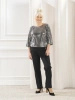 Elegancki kostium damski ze spodniami – trapezowa góra z połyskiem pięknie wysmukla sylwetkę 36730