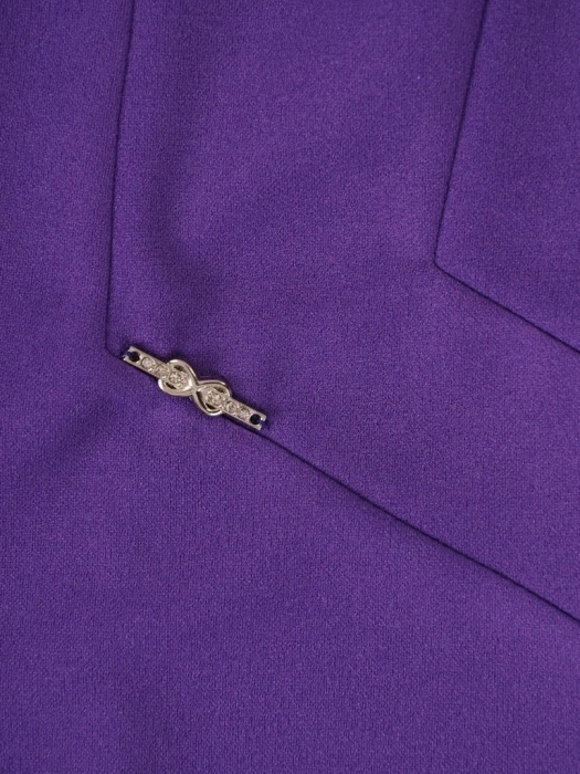 Elegancka prosta sukienka midi jasny fiolet – efektowny dekolt podkreślający szyję 37969