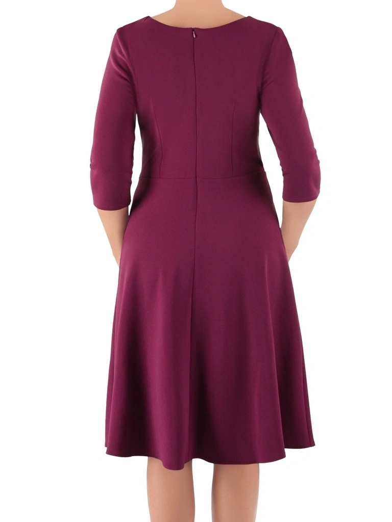 Elegancka sukienka w kolorze fuksji rozkloszowana do kolan – kobiecy fason z rękawem 3/4 wyrównujący proporcje 37389