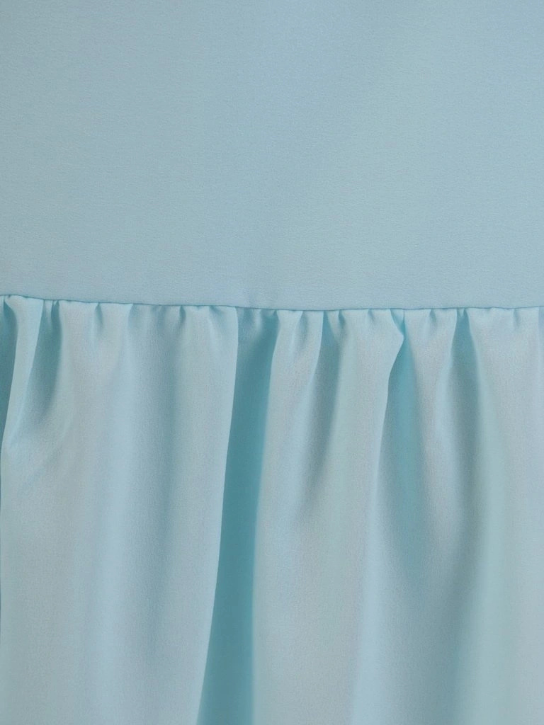 Długa miętowa sukienka z kopertowym dekoltem i falbaną – rozkloszowany fason akcentujący talię 26840
