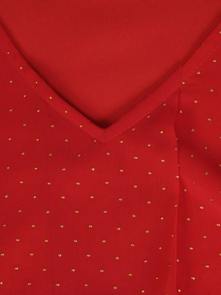 Elegancka sukienka trapezowa midi w groszki na święta – wysmuklający fason z ozdobnymi dżetami 22117