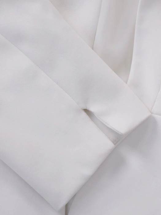 Elegancki żakiet damski ecru do sukienki z rękawem 3/4 – prosty fason ze stylowym zapięciem 4054