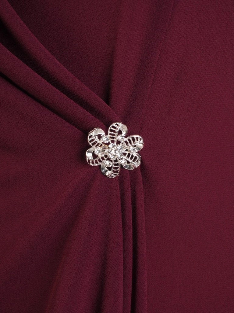 Elegancka fioletowa sukienka wieczorowa rozkloszowana midi – fason podkreślający talię z ozdobną zakładką 24210