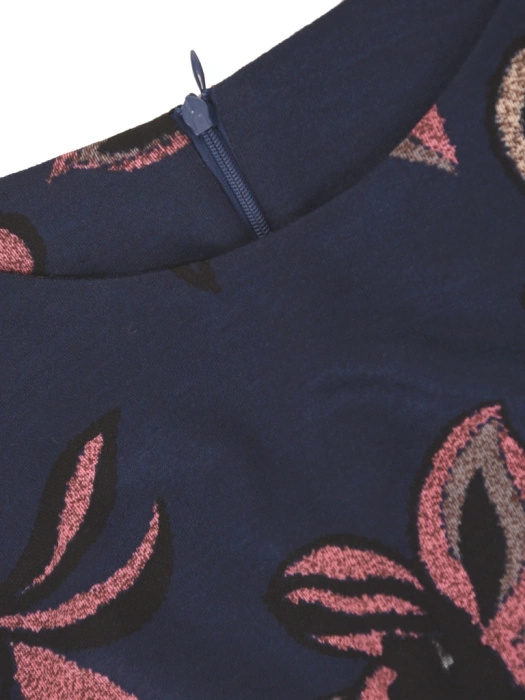 Granatowa sukienka damska w kwiaty midi – prosty krój z rękawem 3/4 wysmuklający sylwetkę 42214