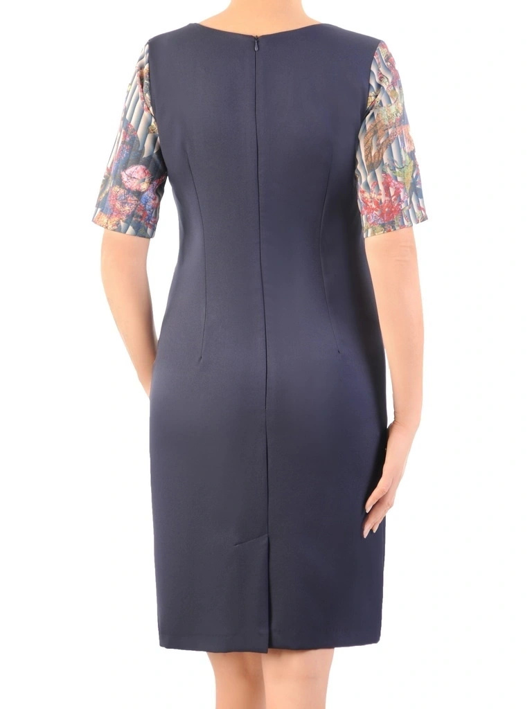 Elegancka sukienka midi o prostym kroju w kwiaty – wysmuklający fason ze stylowym dekoltem w serek 34494