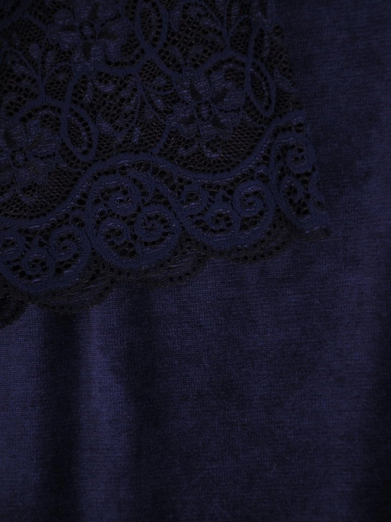 Elegancka granatowa sukienka na andrzejki i święta – prosty krój midi z koronkowym detalem i ozdobą 9552