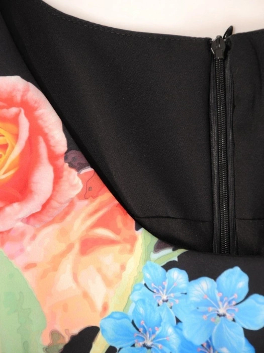 Elegancka garsonka damska z sukienką w kwiaty i żakietem – pionowe cięcia modelujące sylwetkę 30391