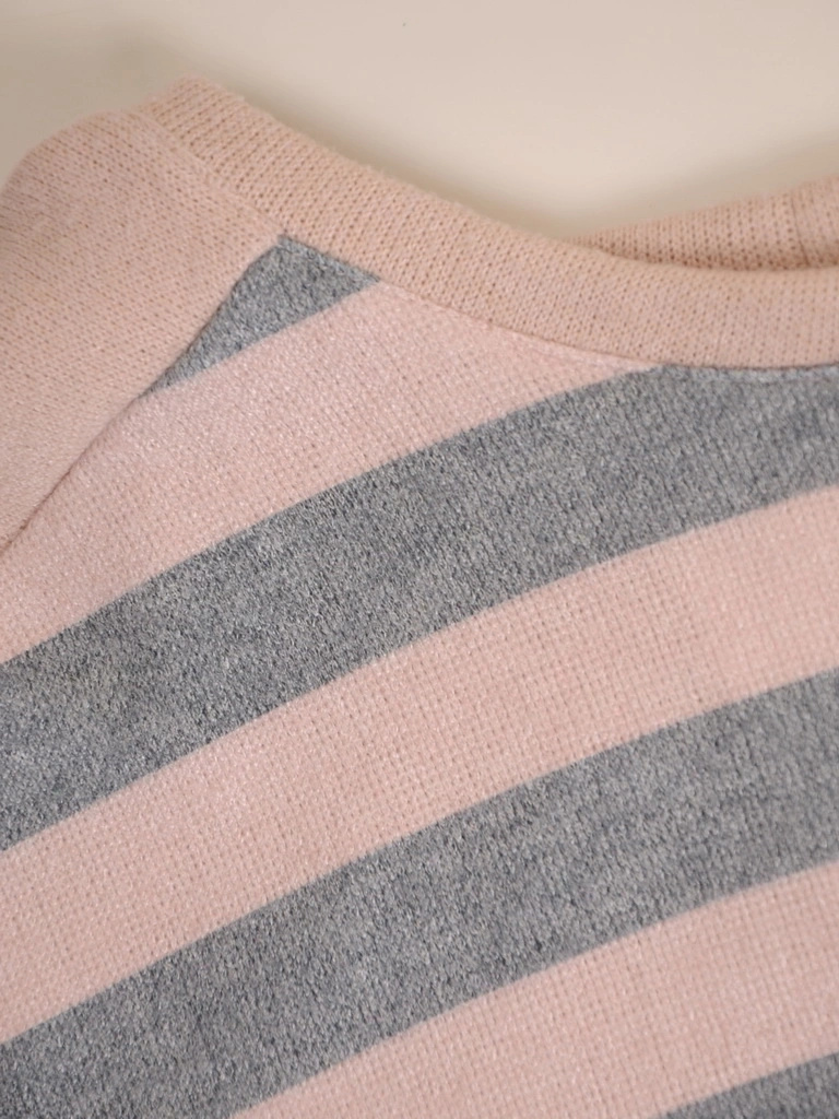 Elegancki sweter damski w paski beżowo-szary – prosty fason ze wstawkami wyszczuplającymi 34824