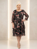 Czarna sukienka plus size w kwiaty – wyszczuplający fason midi z falbanami i rękawem 3/4 29049