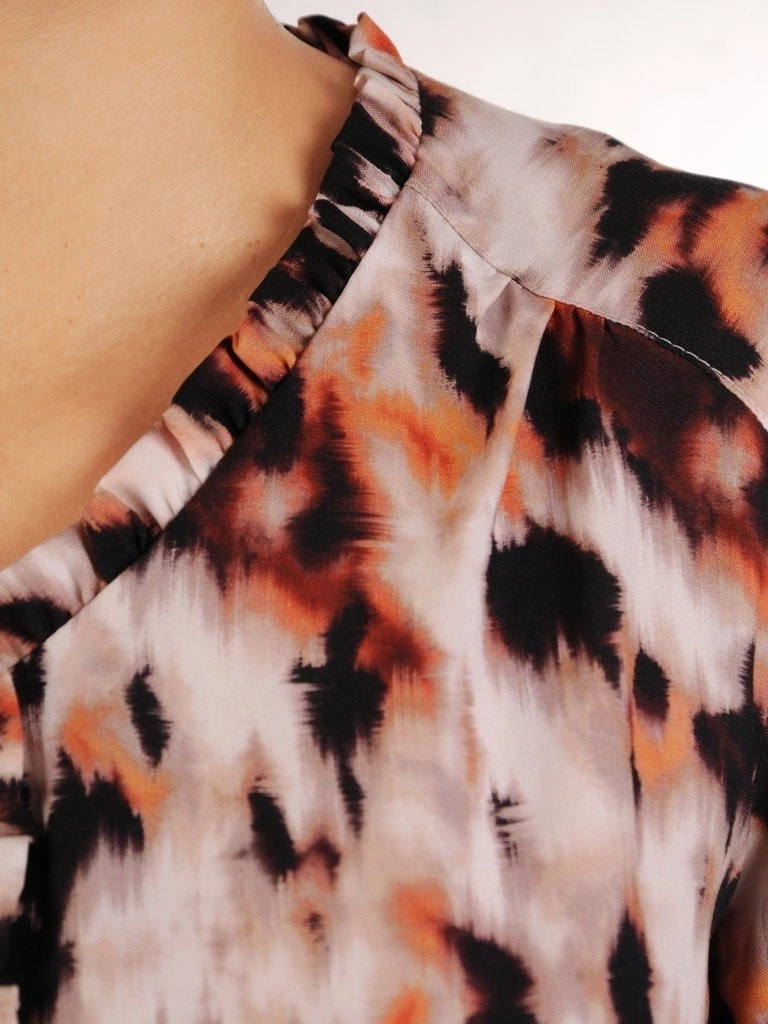 Elegancka bluzka z artystycznym printem i żabotem – dekolt V wysmuklający sylwetkę 27618