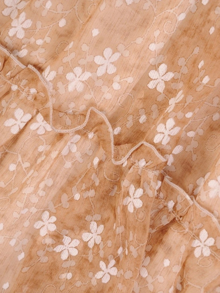 Elegancka beżowa sukienka midi rozkloszowana w kwiaty – kobiecy fason z żabotem 26174