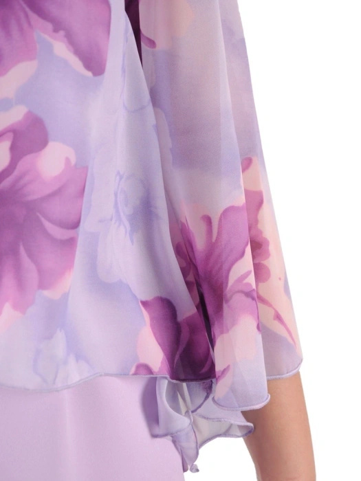 Elegancka liliowa sukienka wizytowa w kwiaty – prosty fason z wysmuklającymi zaszewkami 37974