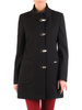 Czarny płaszcz damski z ozdobnym zapięciem 28539