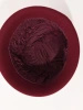 Elegancki kapelusz damski zimowy cloche w kolorze bordowym – ocieplany fason z krótkim rondem 40903