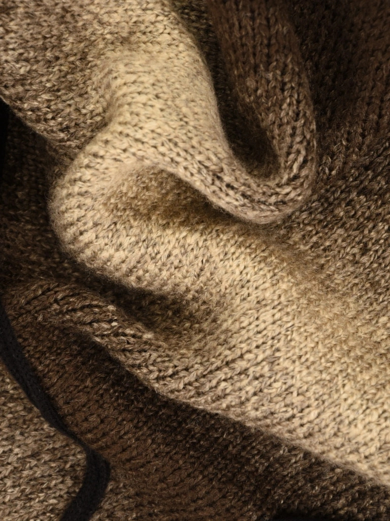 Beżowy sweter damski z rękawem 3/4 – swobodny krój z kieszeniami 42180