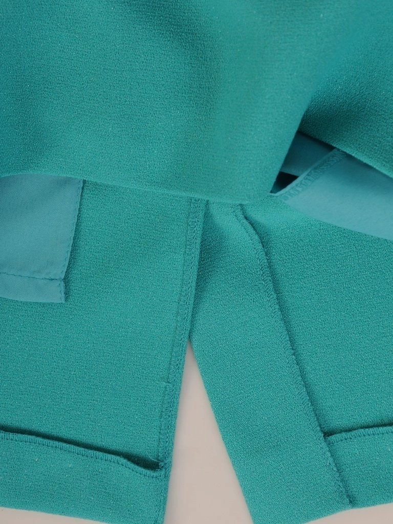 Elegancka turkusowa sukienka midi na letnie przyjęcia – prosty fason z dekoracyjnym wiązaniem 30032