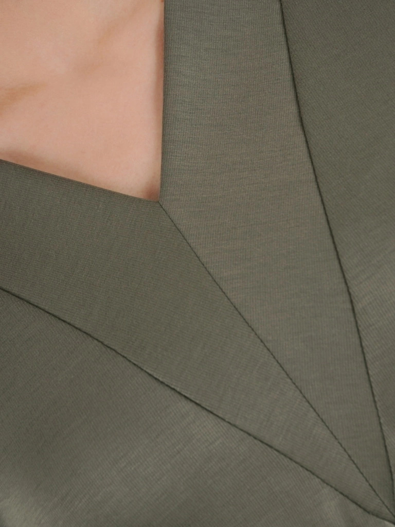 Elegancka sukienka khaki trapezowa z paskiem i rękawem 3/4 – swobodny krój midi z bocznymi rozcięciami 39476