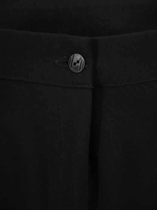 Czarny kostium damski ze spodniami w kant – elegancki prosty krój z modelującymi zaszewkami 24856