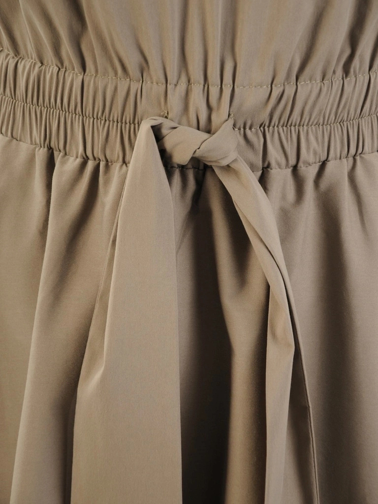 Rozkloszowana sukienka maxi w kolorze khaki – elegancki krój z wiązaniem modelującym sylwetkę 32902