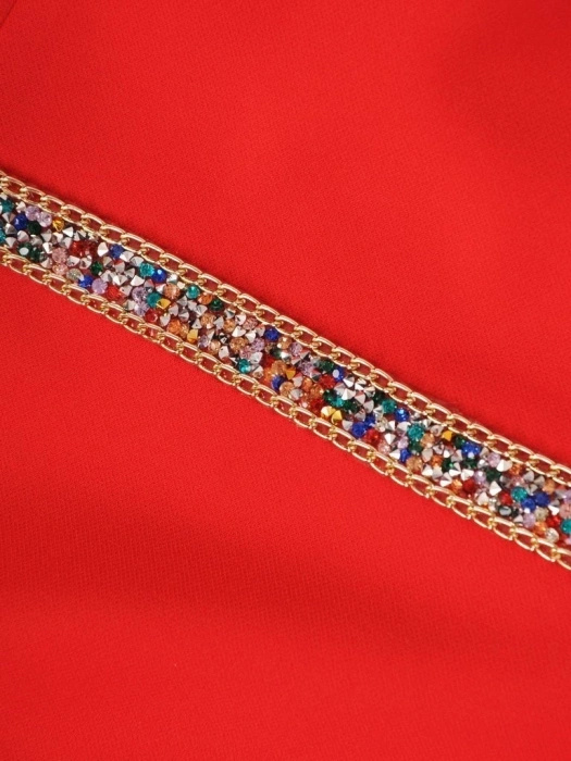 Elegancka czerwona sukienka midi na święta i andrzejki – prosty fason ze zmysłowym wycięciem na plecach 30460